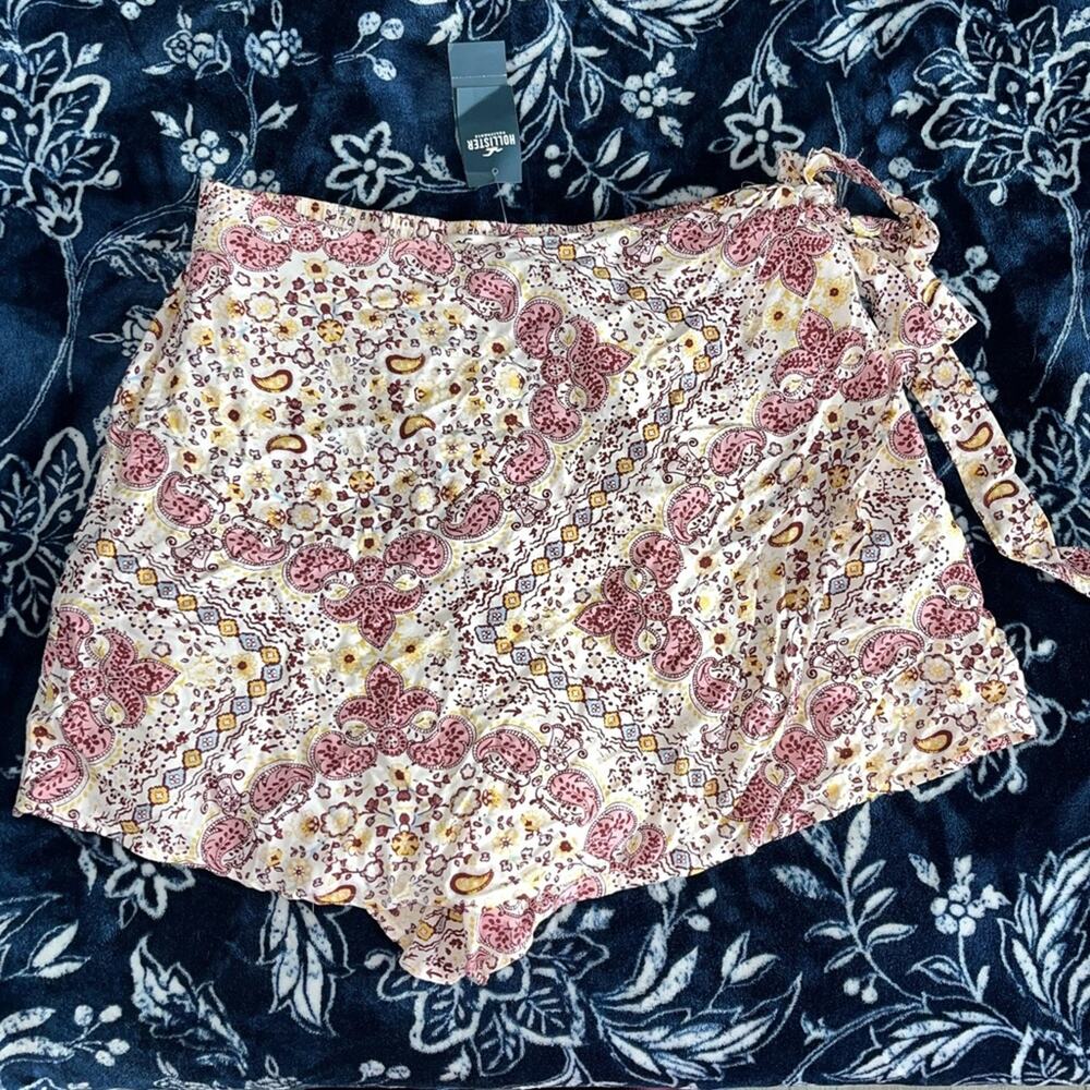 NWT! Hollister Floral Print Side Toe Skort 14-15”
Waist